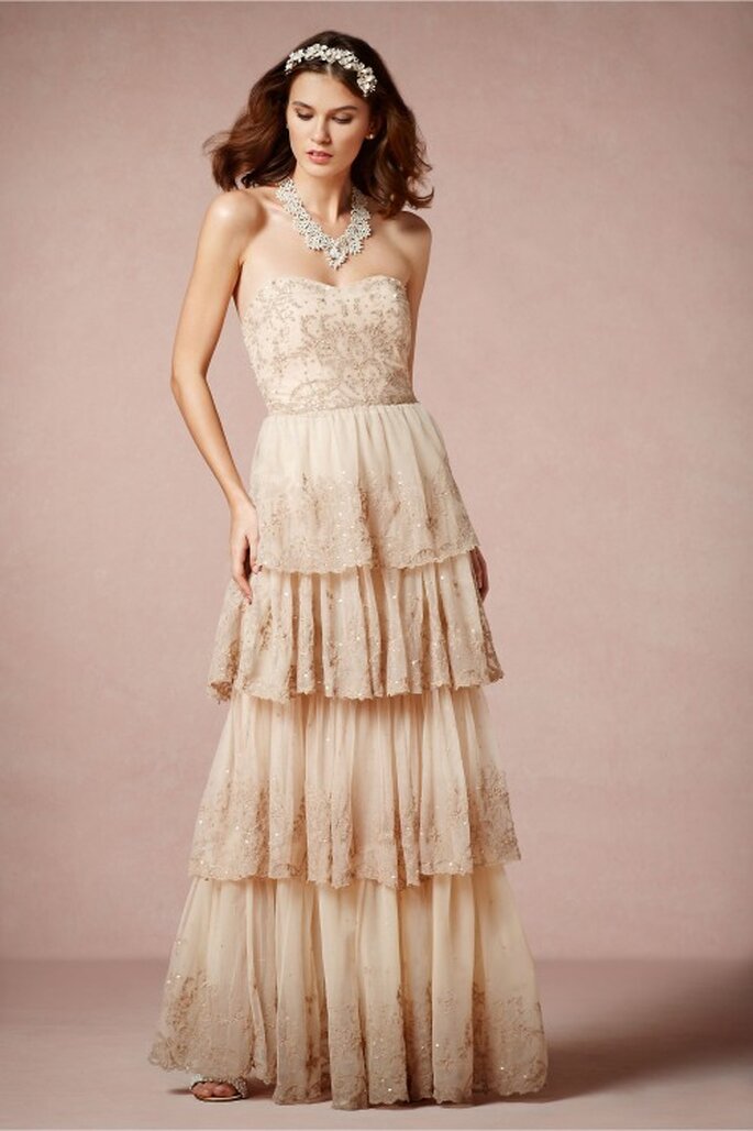 Vestido de novia 2014 con escote strapless y falda con capas de tela - Foto BHLDN