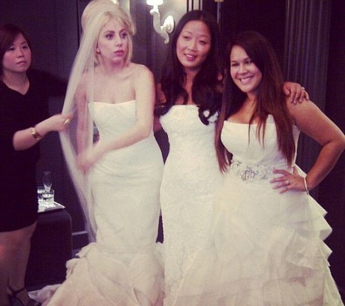 Lady GaGa se prueba vestidos de novia con sus amigas - Foto Littlemonsters.com