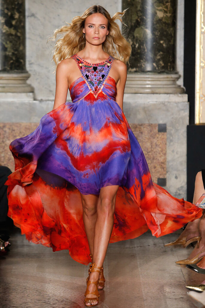 Vestidos de fiesta con estampados coloridos inspirados en los años 70 - Emilio Pucci Facebook Oficial