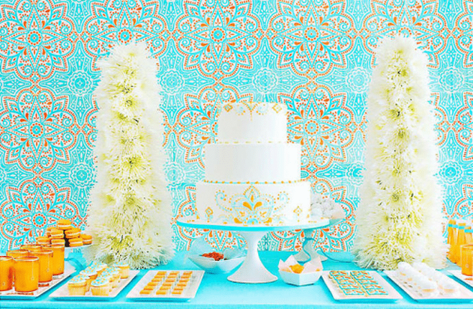 Decoración para mesa de postres en color azul turquesa y naranja - Foto Amy Atlas