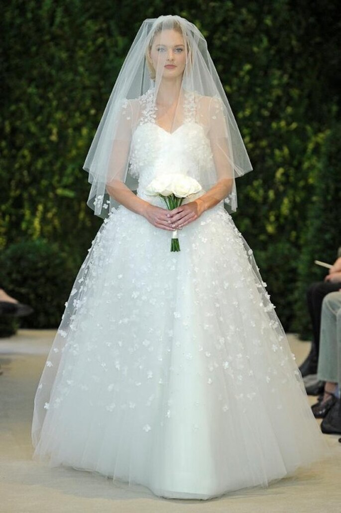 Vestido de novia ideal para chicas con mucho busto de corte princesa y falda voluminosa - Foto Carolina Herrera