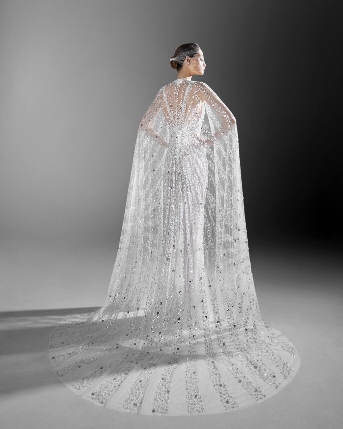 Vestido de novia cubierto de pedrería con capa