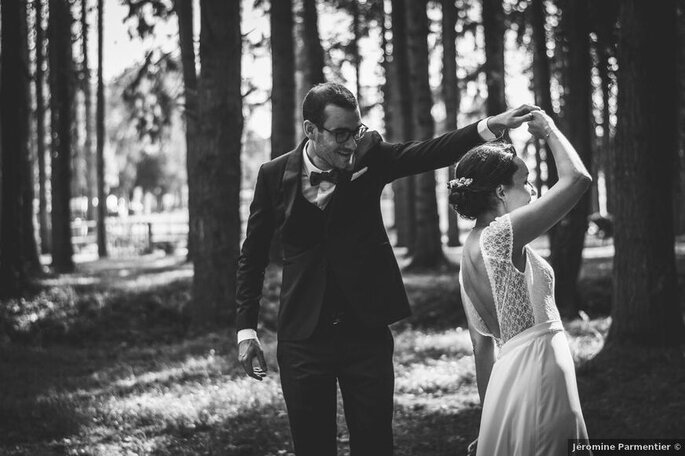 Des mariés dansent dans la forêt du Château des Pères 