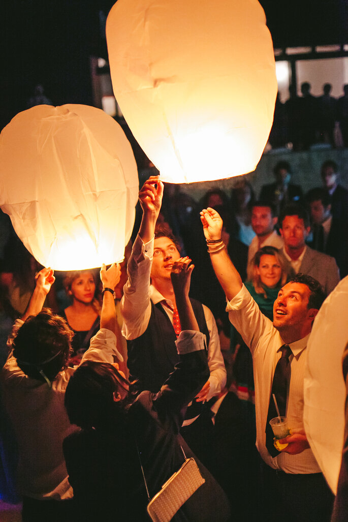 Lámparas de papel voladoras en tu boda. Foto: Studio A+Q