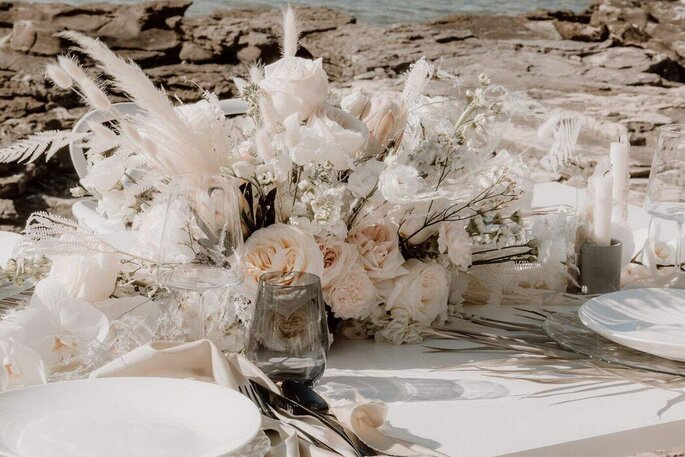 Weiße Blumendekoration von PASSIFLORA Weddings