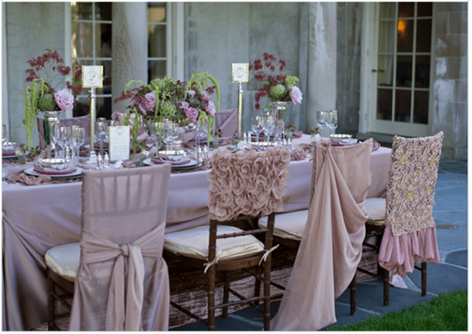 Decoraciones originales para las sillas del banquete de bodas - Foto Ashley Therese Photography
