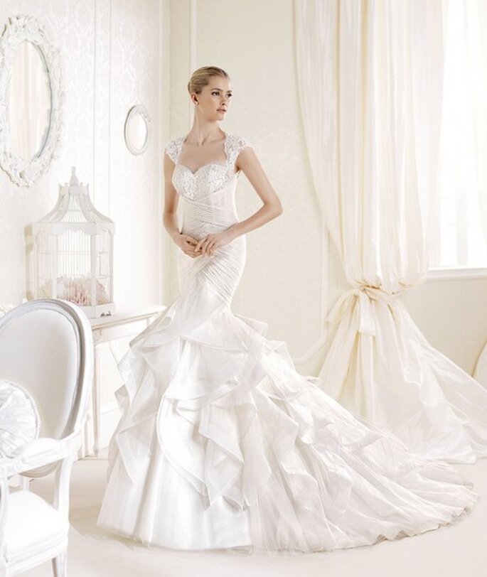 Vestido de novia corte sirena texturizado con falda amplia y cauda larga - Foto La Sposa