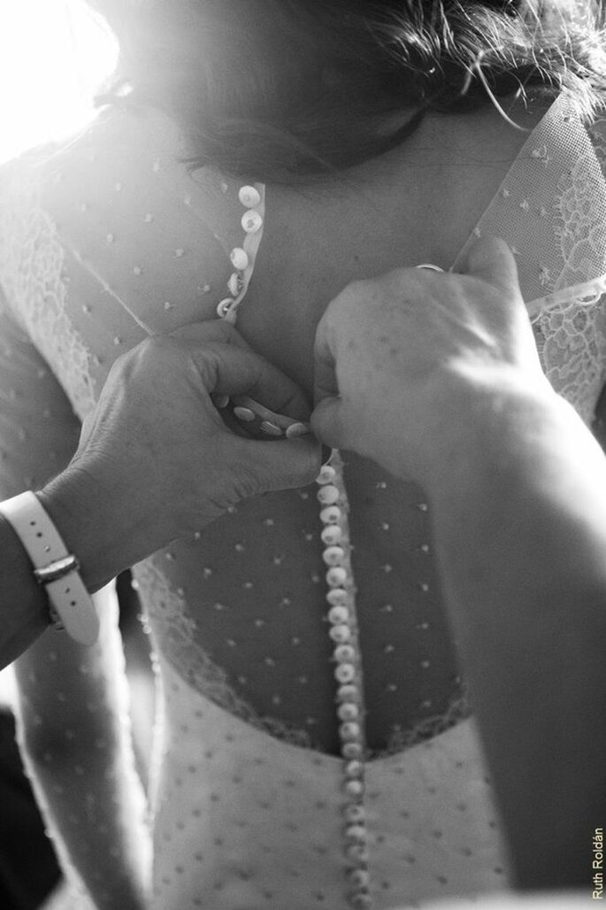 Vestido de novia con detalle de plumetí - Foto Ruth Roldan