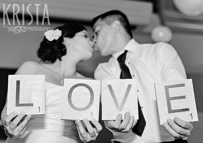 Juego de letras en tu boda con inspiración en el Scrabble. Foto: Krista Photography