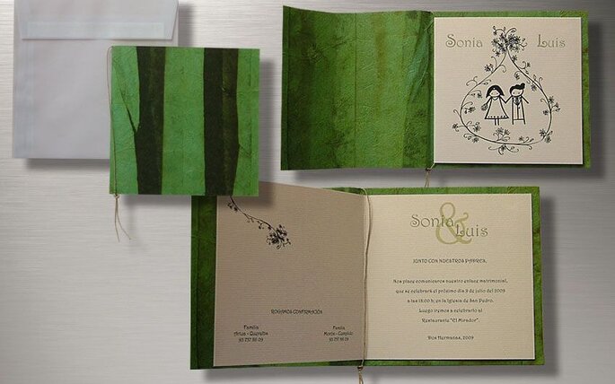 Modelo de invitación de boda donde el verde figura como soporte del papel donde se escribe