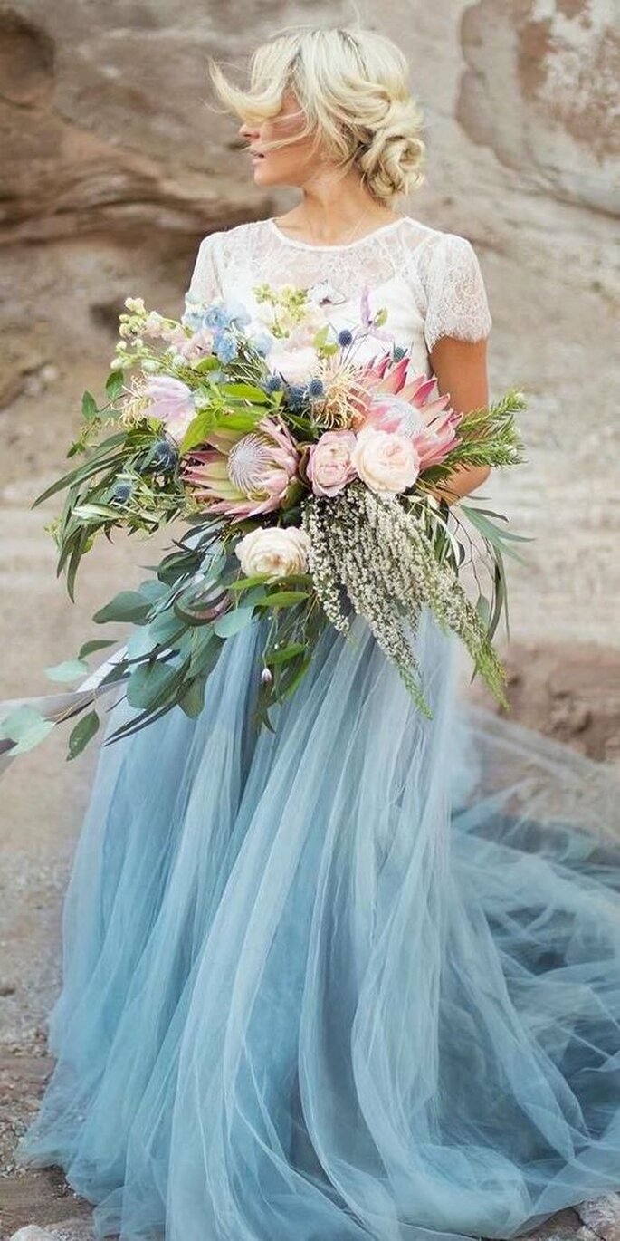 Vestido de noiva com saia de tule azul