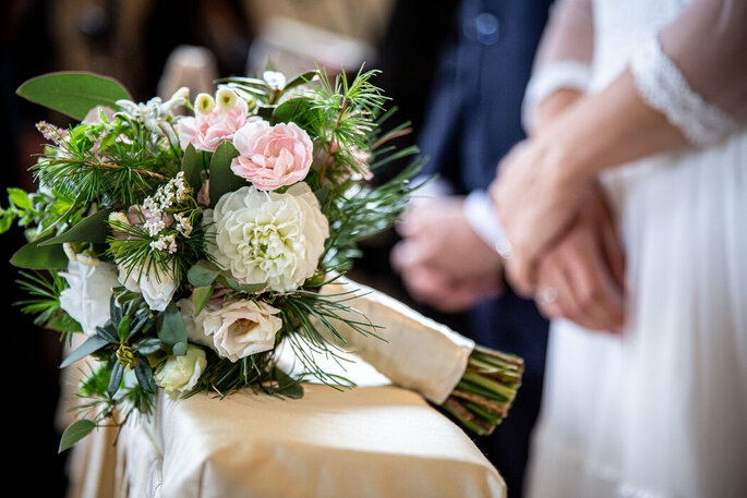 bouquet sposa su banco altare