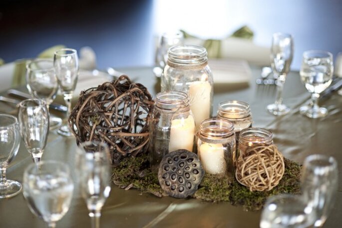 Centros de mesa con velas y tarros de cristal - Foto Cyn Kain Photography