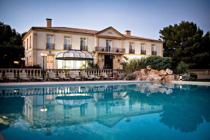 Lieu de réception provençal avec une piscine pour votre mariage 