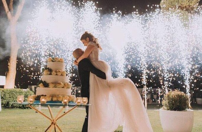 sposi con wedding cake e fontana di luce