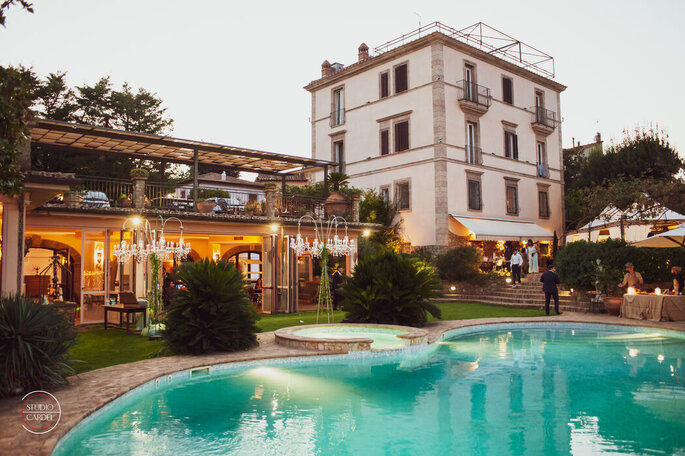 Villa Clodia, facciata e piscina, allestimento