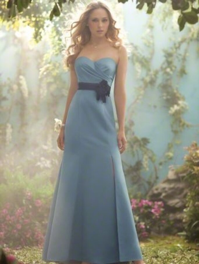 Vestido en color azul para damas de boda inspirado en las Princesas de Disney - Foto Alfred Angelo