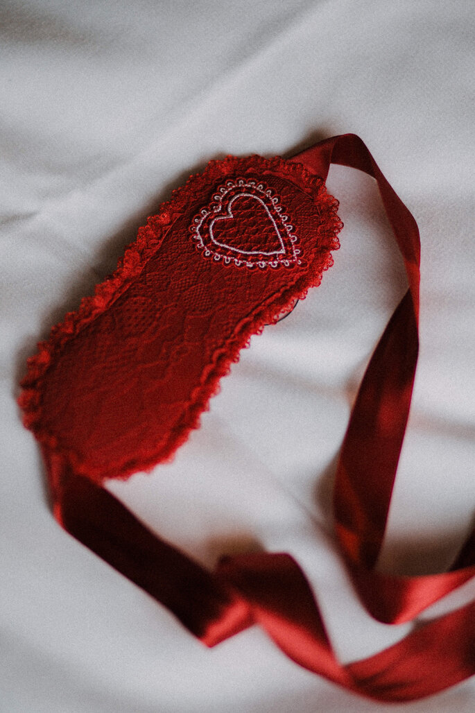 Rote Schlafmaske mit Herz.