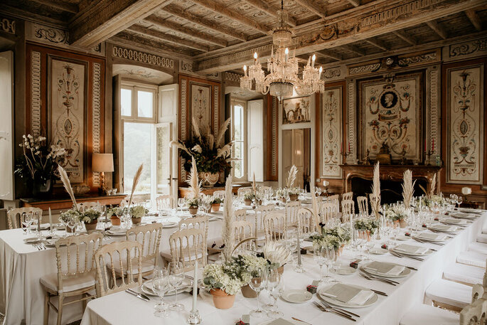 tavoli apparecchiati, interno affrescato, lampadario cristallo