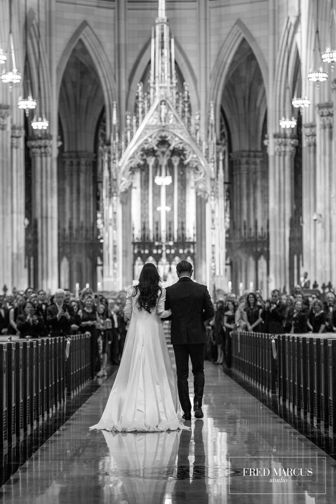 Braut mit Vater Einzug in Kirche bei Trauung