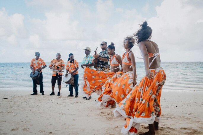 cérémonie de mariage sur la plage musique et danse en direct