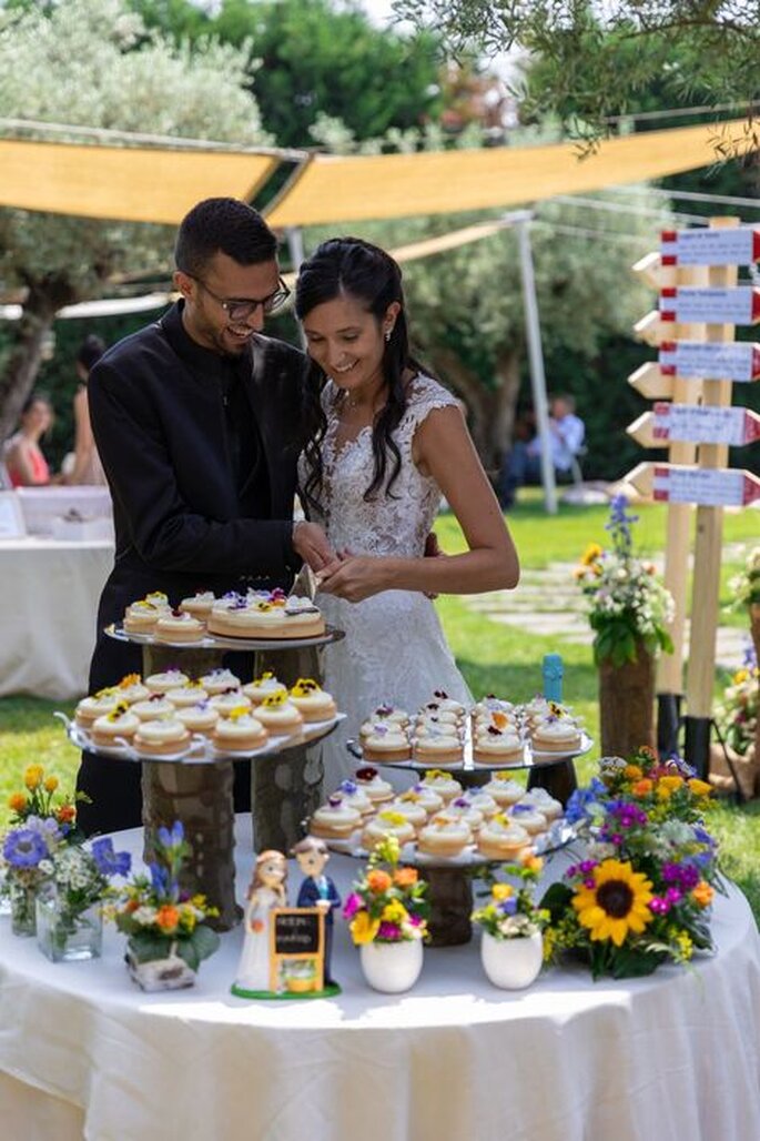 La Porta delle Langhe, allestimento tavolo torta nuziale, fiori, topper e pasticcini a tema, sposi