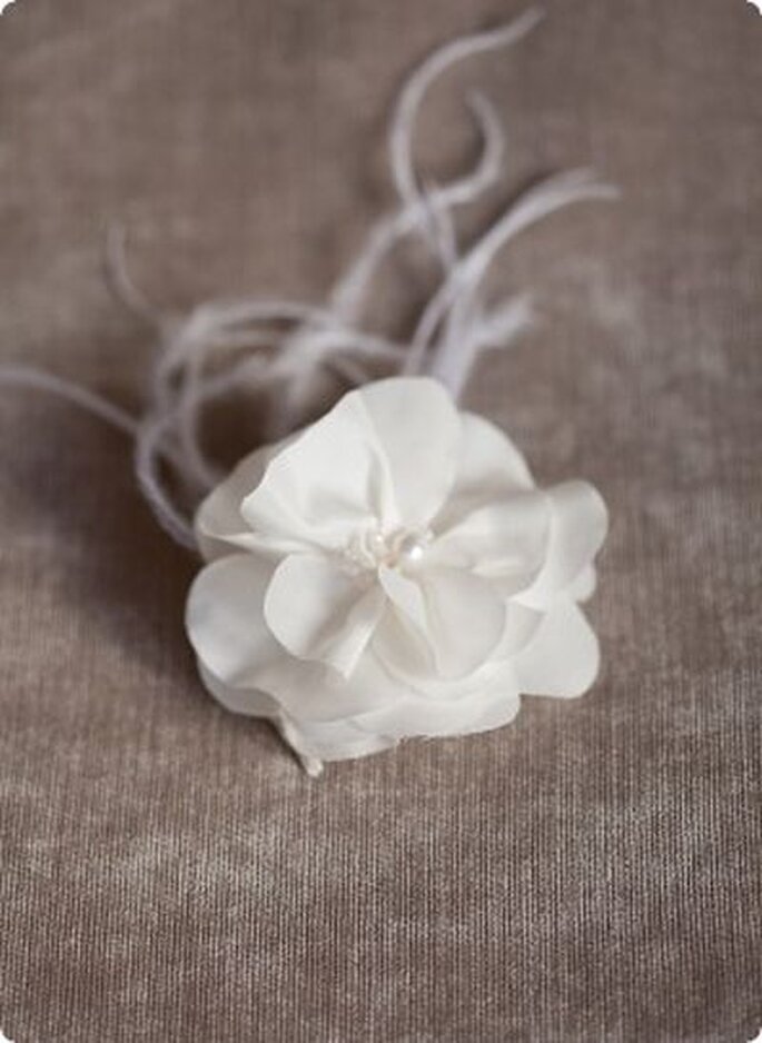 für die romantische Braut - edle Seidenblüte mit funkelnden Kristallsteinen, Perlen und luftigen Federn 