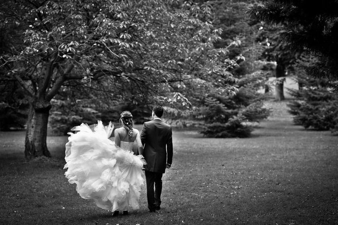 photo des mariés en noir et blanc effet robe de mariée