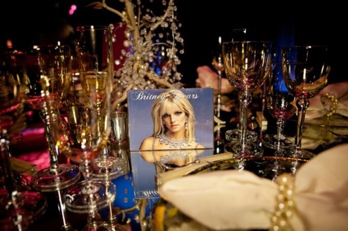 Mesa de boda decorada al estilo de Britney Spears - Foto: Floramor Studios Facebook