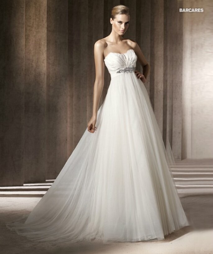 Questo modello è l'ideale se c'è un problema di rotondità nella zona fianchi. Pronovias Collezione Glamour 2012. Foto www.pronovias.com