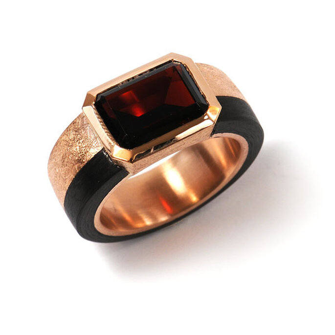 Schwarz, goldener Ring mit rotem stein