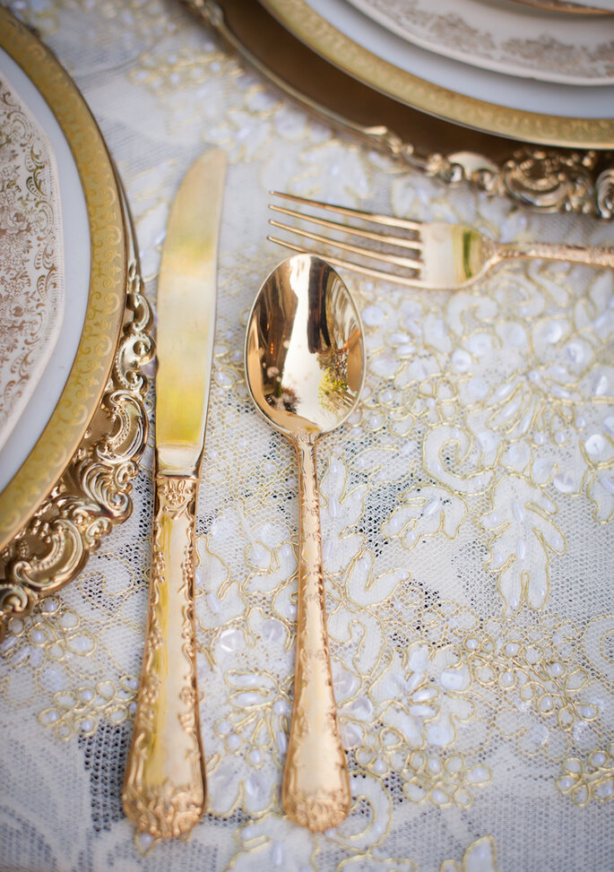 Decoración con encaje y color dorado para una boda romántica - True Bliss Photography