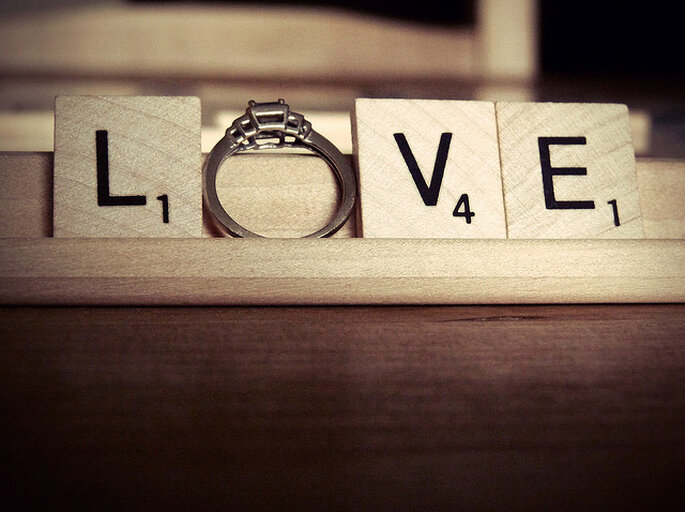 Juego de letras en tu boda con inspiración en el Scrabble. Foto: lizzybeans11