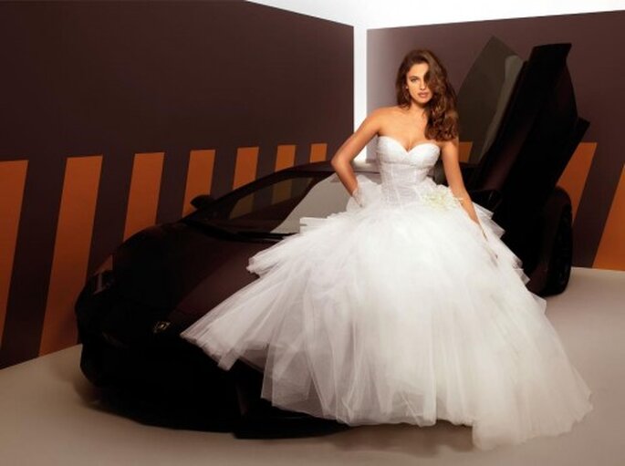 Elegante vestido de novia estilo princesa modelado por Irina Shayk - Foto Alessandro Angelozzi Facebook