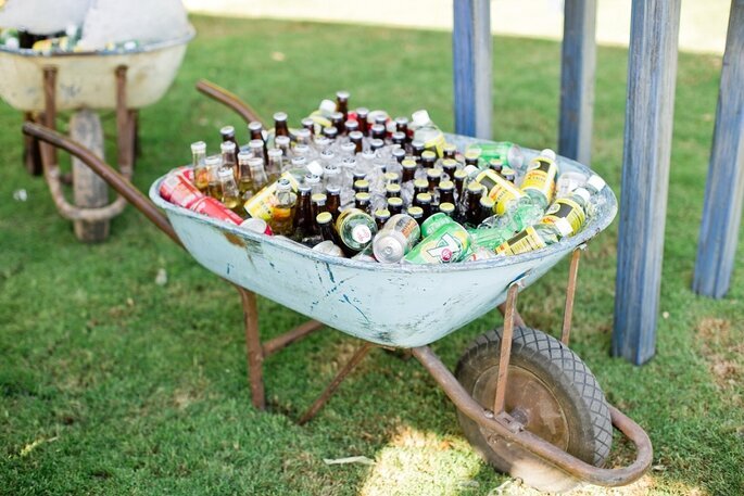 barra de bebidas para una boda al aire libre en una carretilla con hielos