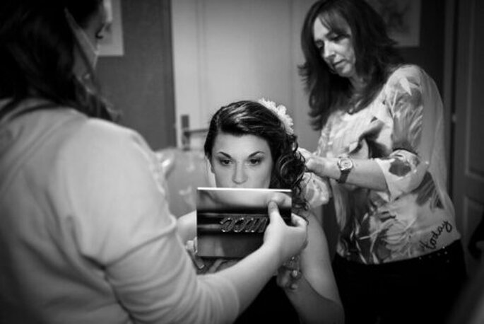 préparation de la mariée coiffure et maquillage photo en noir et blanc