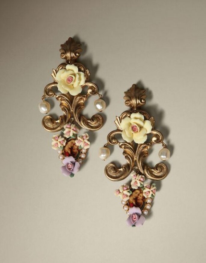 Aretes para novia con inspiración vintage en color oro con relieves en forma de flores - Foto Dolce & Gabbana