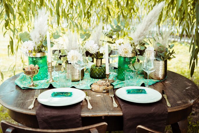 Tischdekoration in Grün & Gold bei der Oriental Boho Wedding.