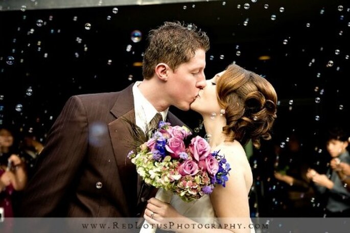 Quoi de plus romantique que des bulles de savon pour la sortie des mariés de l'église ? Source : Red Lotus Photography
