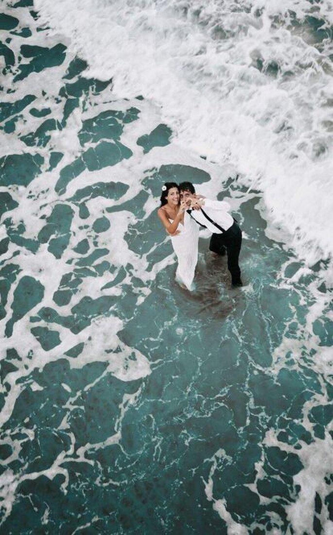 sposi in mezzo al mare