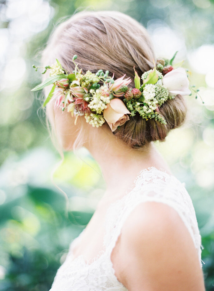 Noiva morena com penteado preso com flores naturais 