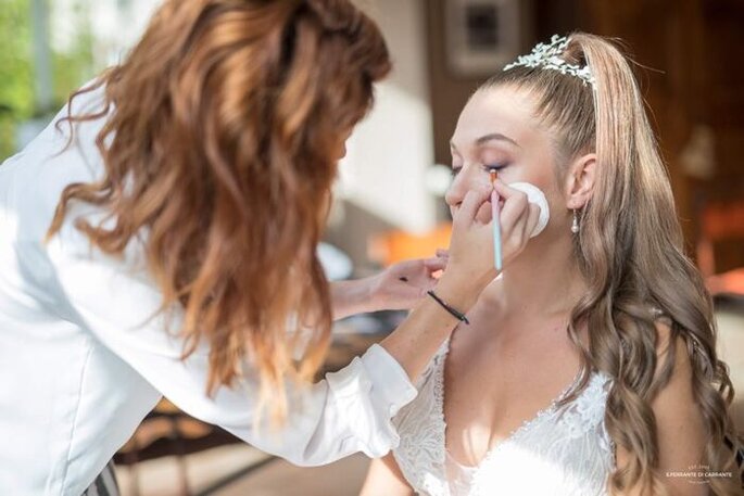 Mise en beauté de la mariée par une maquilleuse professionnelle