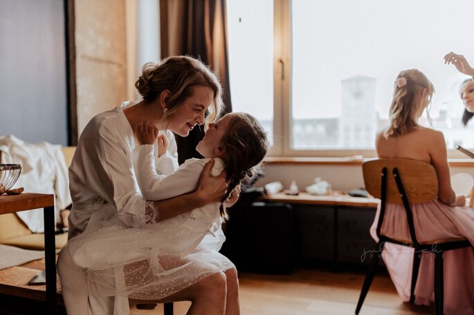 Braut mit Kind, Julie Beck Fotografie