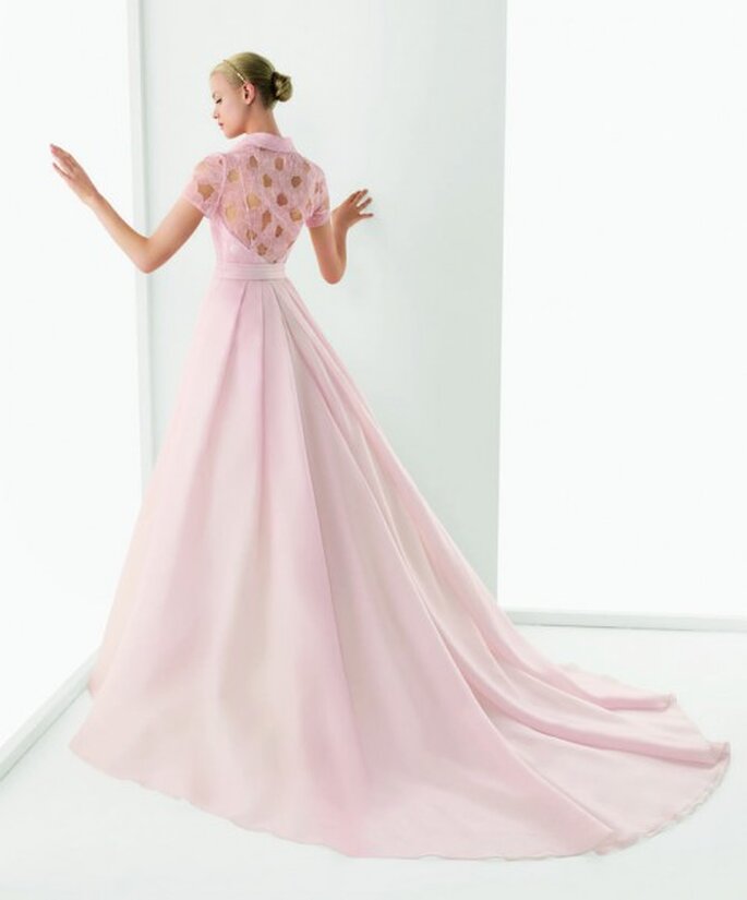 Vestido de novia en color rosa con encaje en la espalda - Foto Rosa Clará