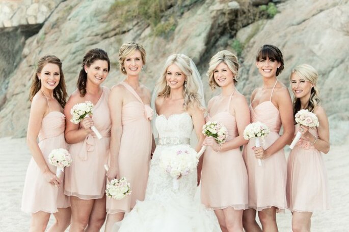 Vestidos en colores neutros para tus damas de boda - Foto Amy Bennett Photography