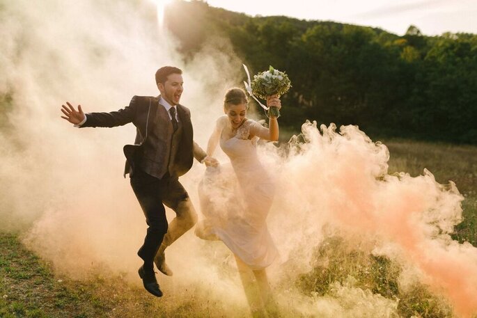 Des mariés dans la fumée des fumigènes - Tous ces moments-là 