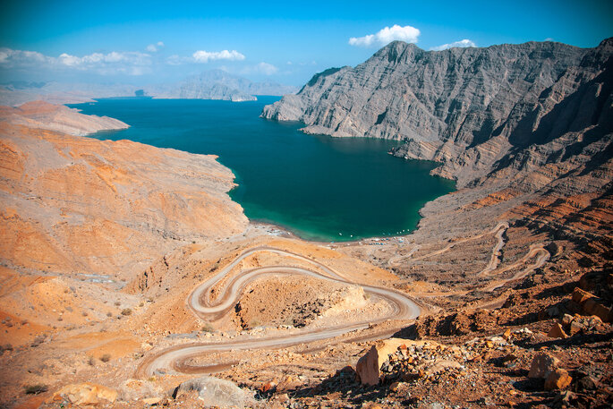 Un fjord aux eaux cristallines à Oman