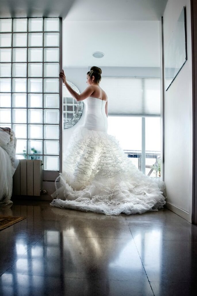 Andrea luce de espaldas la cola de su vestido de novia- Foto: Víctor Lax