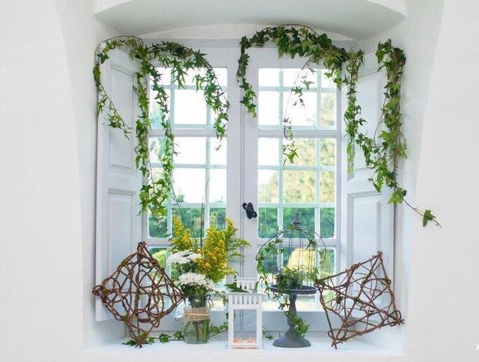 une décoration végétale sur un rebord de fenêtre 