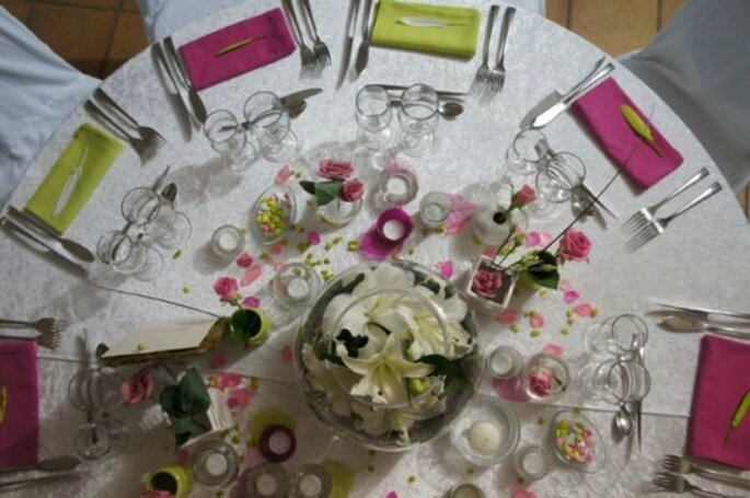 Serviettes de couleur pour des tables de mariage top chics ! - Photo : One Day Event